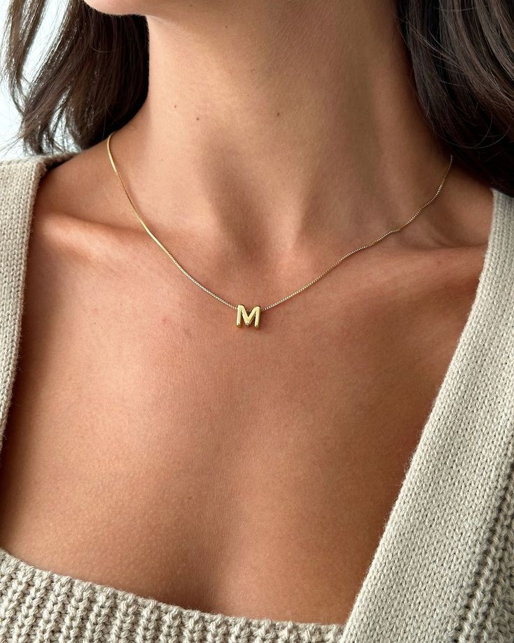 Collar letra pasante