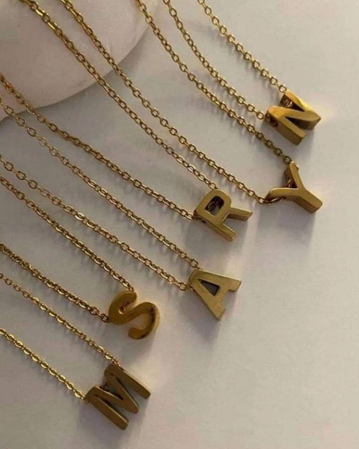 Collar letra pasante