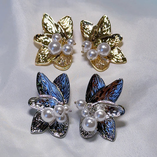 Arete flor partido perlas