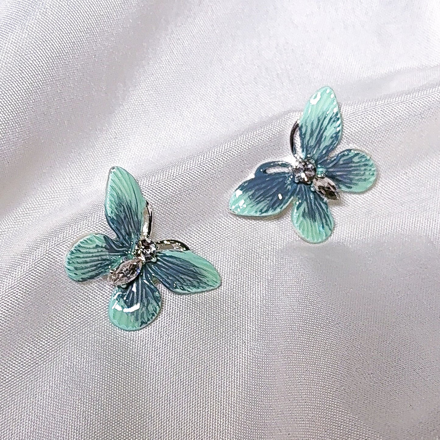 Arete mariposa color